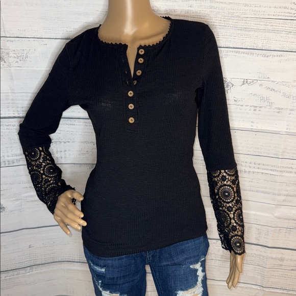 NWOT Women's Black Lace-Sleeve Henley Top - Picture 4 of 6